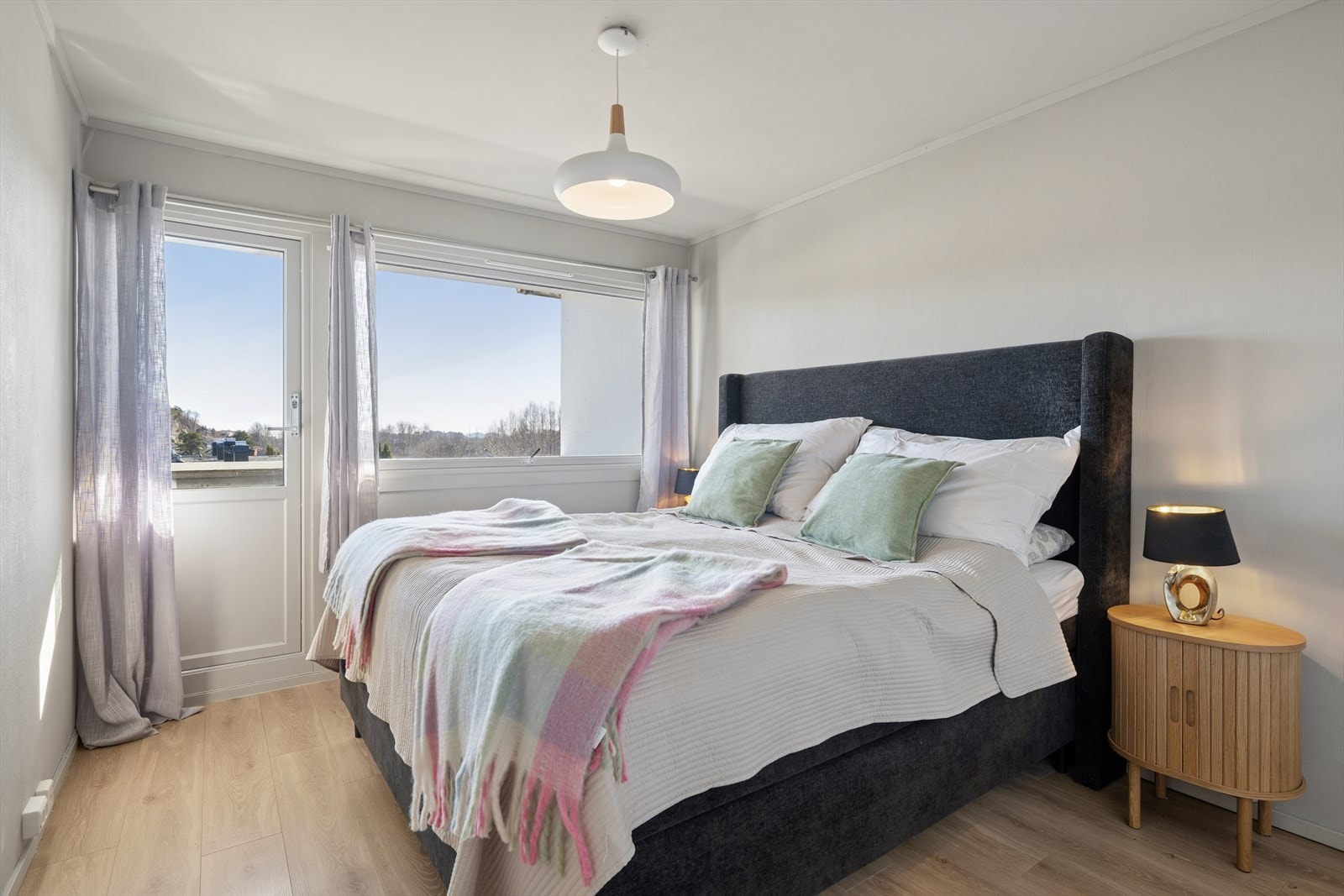 Det lekree hovedsoverommet er romslig for stor dobbeltseng og nattbord - integrert skyvedørsgarderobe - gulv fra 2020 - vindu og balkongdør fra 2005 - generell overflatebehandling Galleribilde