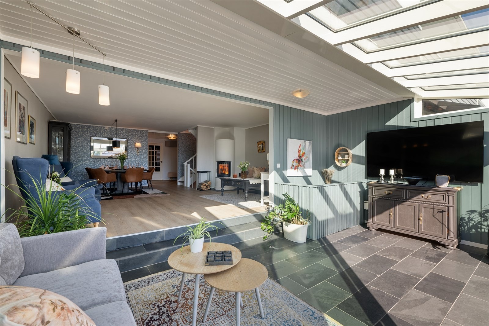 Etter utvidelsen og modernisering av hele rommet i 2005 har stuen blitt et fantastisk samlingspunkt for familien med plass til 3-4 sittegrupper og spisestuemøblement Galleribilde