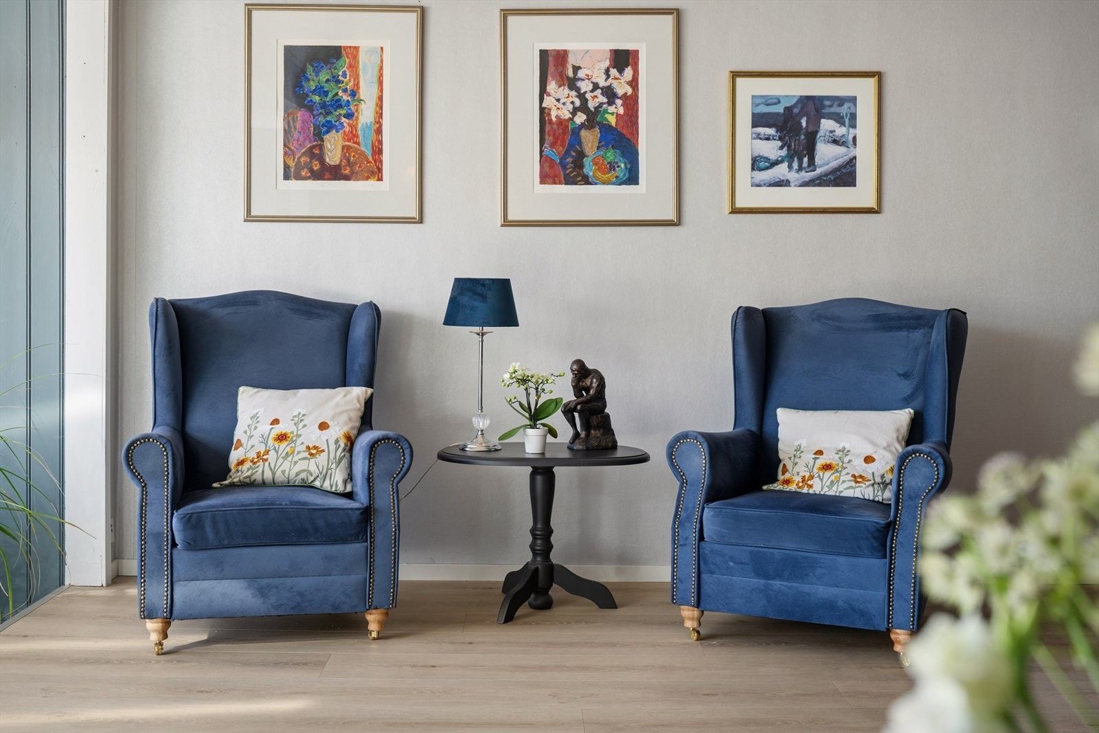 Et av veldig mange samlingspunkter i den enestående stuen - et perfekt miljø for en hyggelig samtale Galleribilde