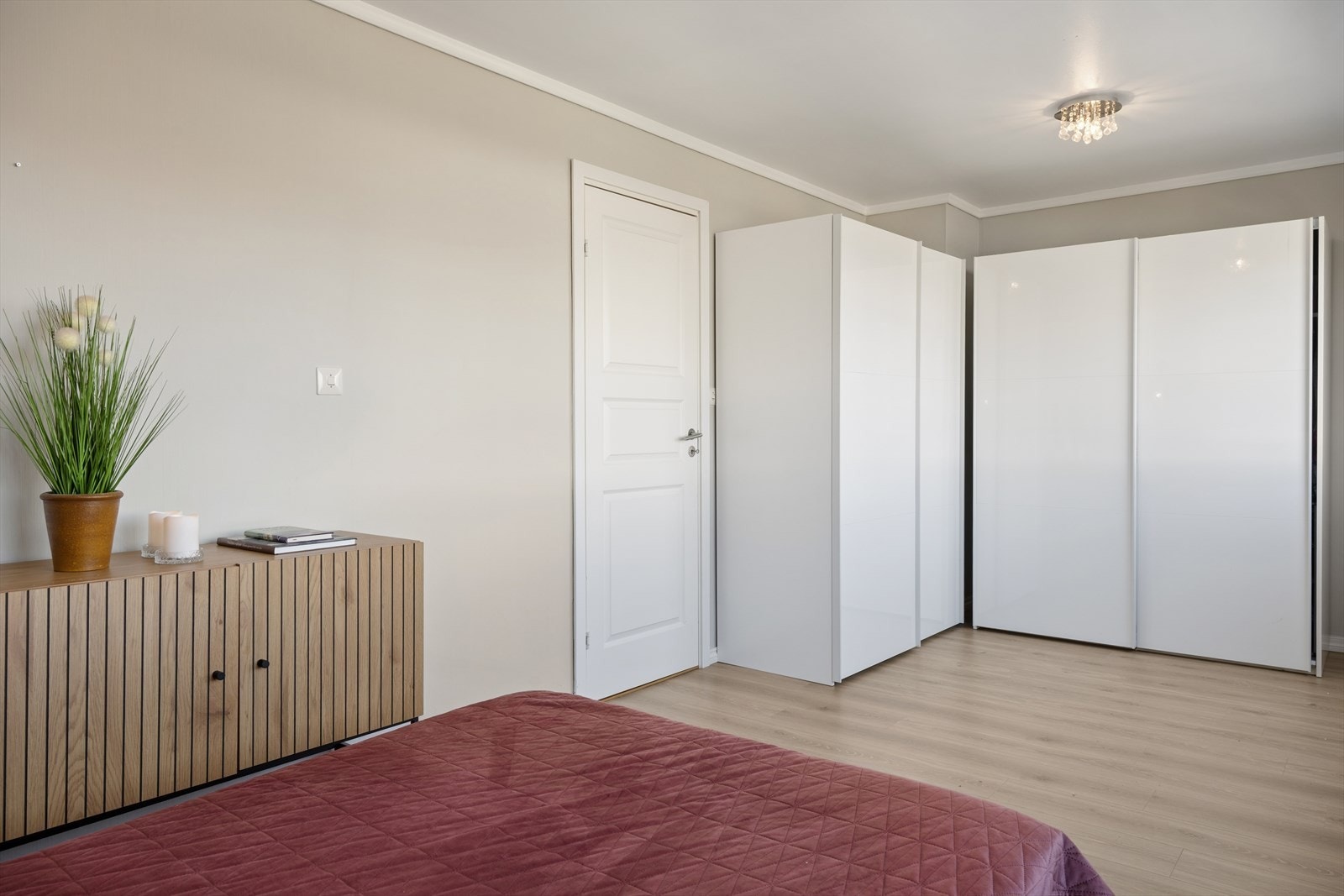 Lekre gulv fra 2020 - vinduer fra 2005 - generelt overflatevedlikehold - rikelig med skapplass Galleribilde