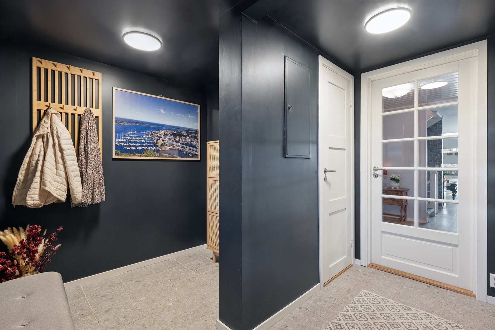 Inngangspartiet ble påbygget og bruksendret i 2024 - en tidligere redskapsbod ble inkludert i inngangspartiet - lekre gulv med gulvvarme - nytt sikringsskap og varmepumpe i 2022 - gjestetoalett Galleribilde