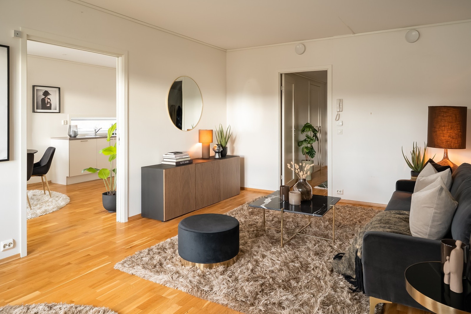 Rommet har parkett på gulv og malte overflater på vegger. Galleribilde