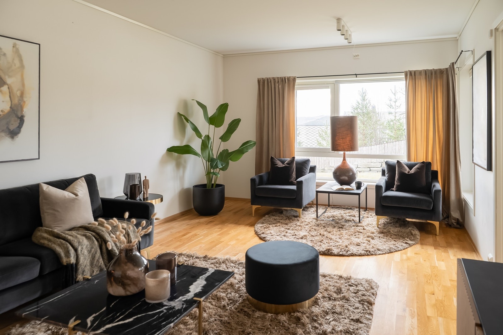 Stuen har store vindusflater som gir rommet rikelig med lysinnslipp. Galleribilde