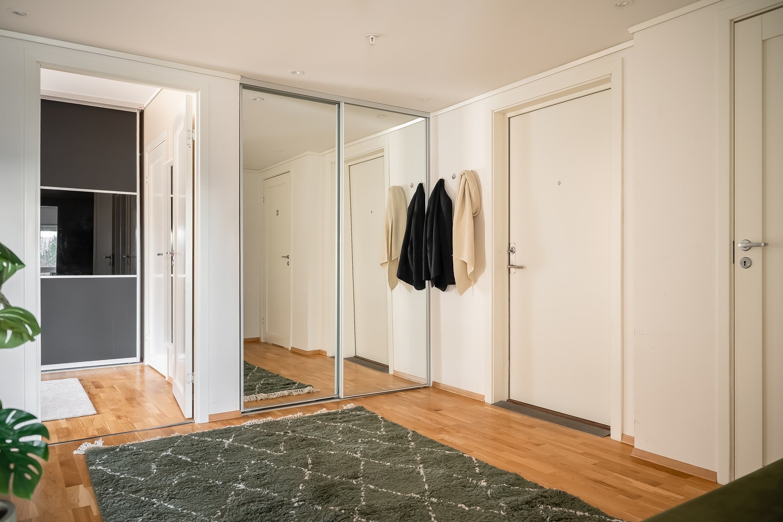 Her er det gode oppbevaringsmuligheter i skyvedørsgarderobe. Galleribilde