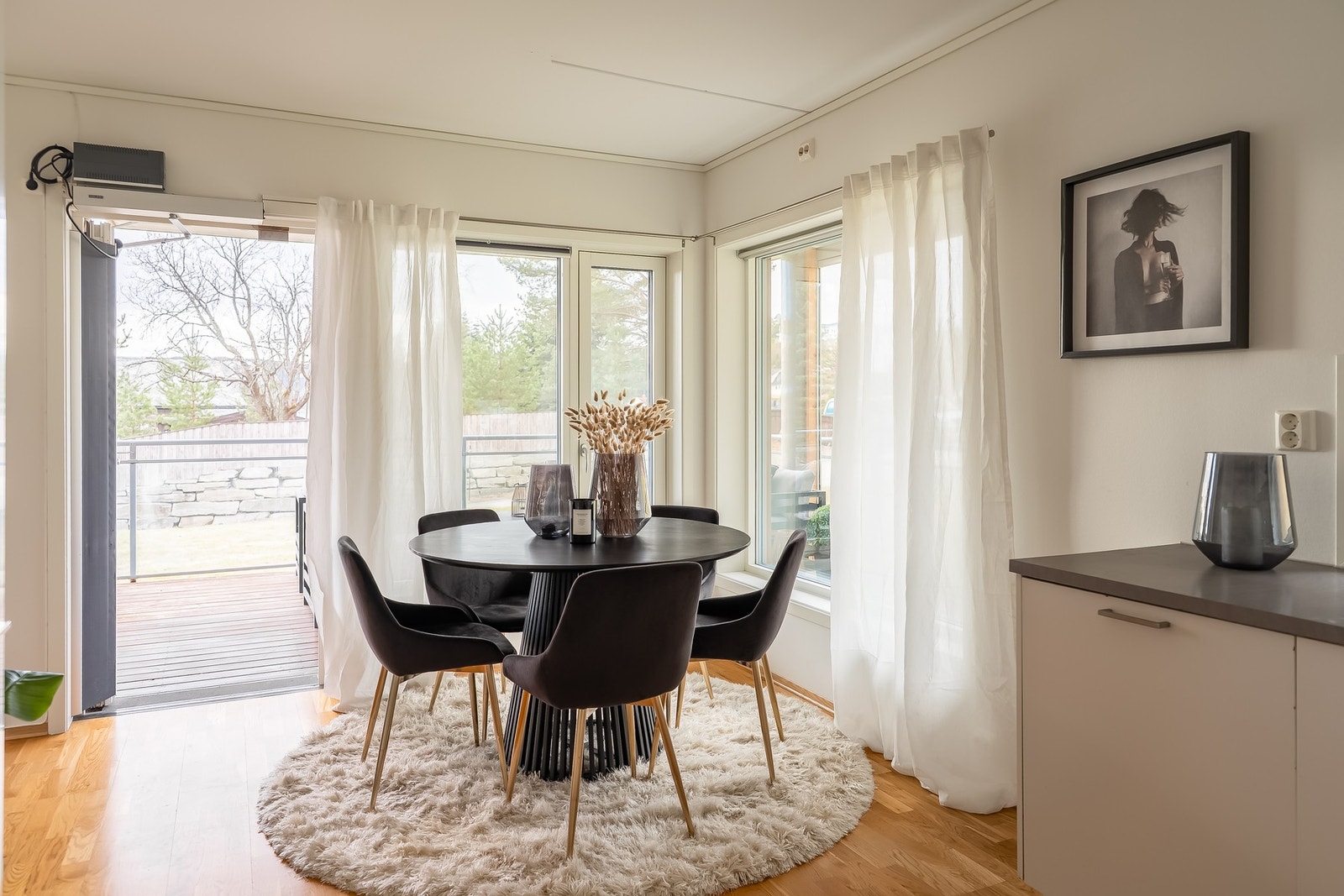 Fra kjøkken er det utgang til terrasse. Galleribilde