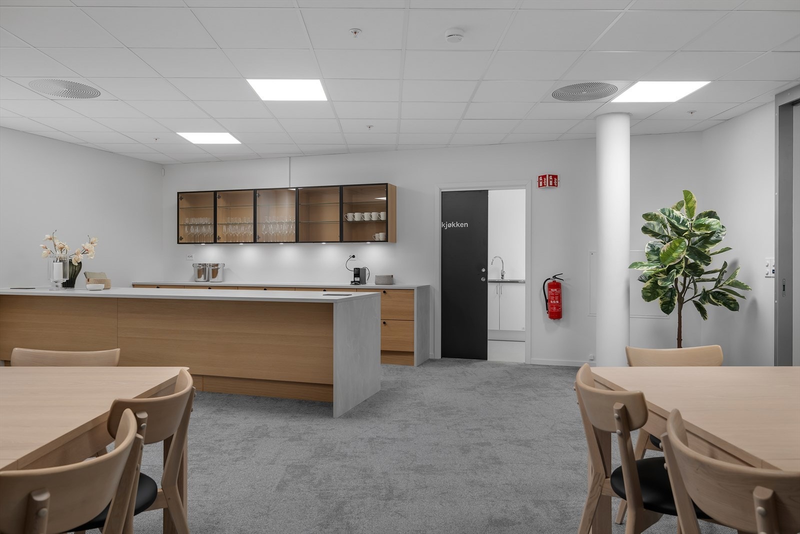 Her fins det dekketøy og bordsetning til opptil 50 personer! Galleribilde