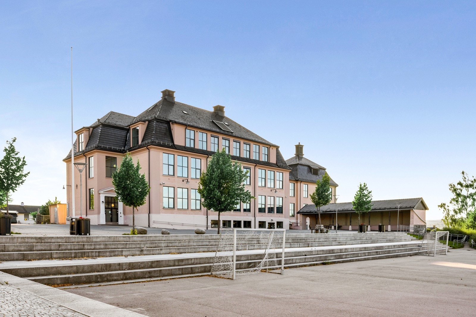 Her kommer ofte barna og leker etter skoletid. Galleribilde