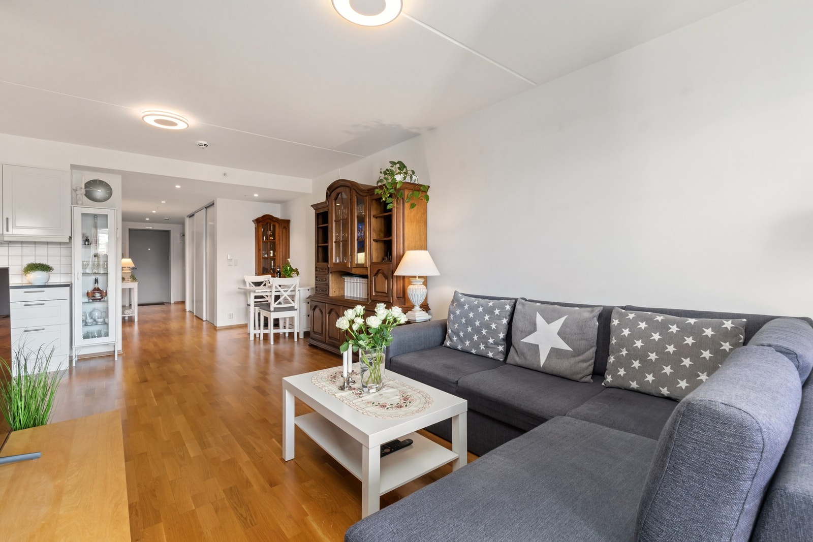 Stue - Innbydende og romslig stue med god plass til både sofagruppe og TV-løsning. Galleribilde