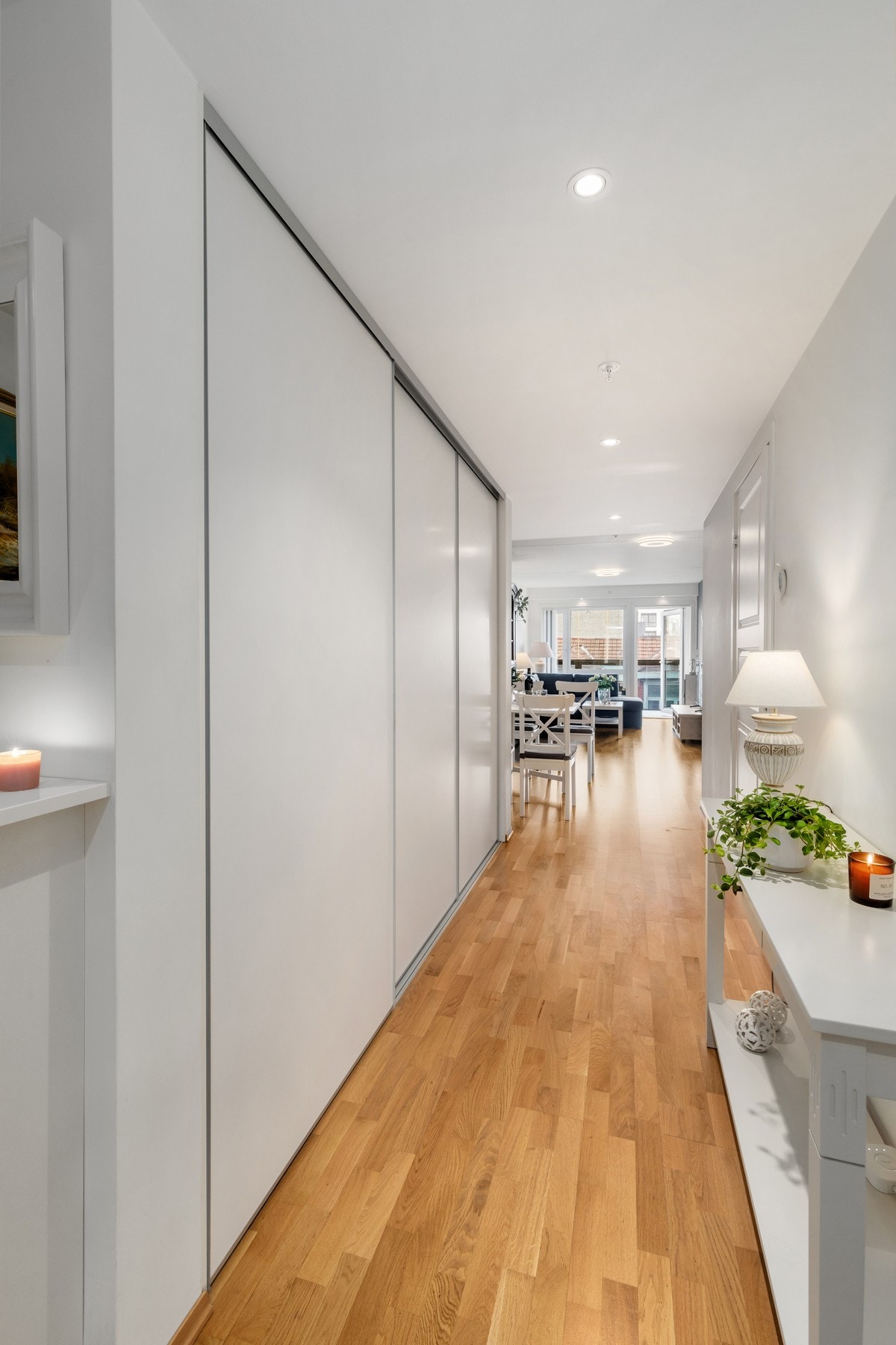 Gang - Stor skyvedørsgarderobe i gangen mellom entré og stue. Galleribilde