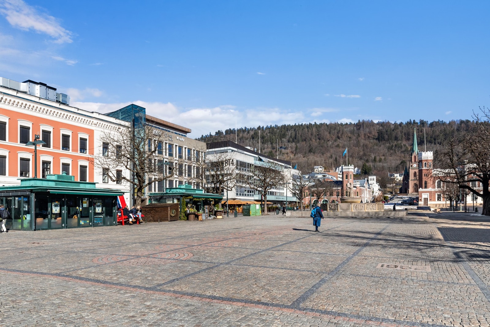 Bragernes torg med et rikt utvalg av spisesteder, kafeer og butikker. Galleribilde