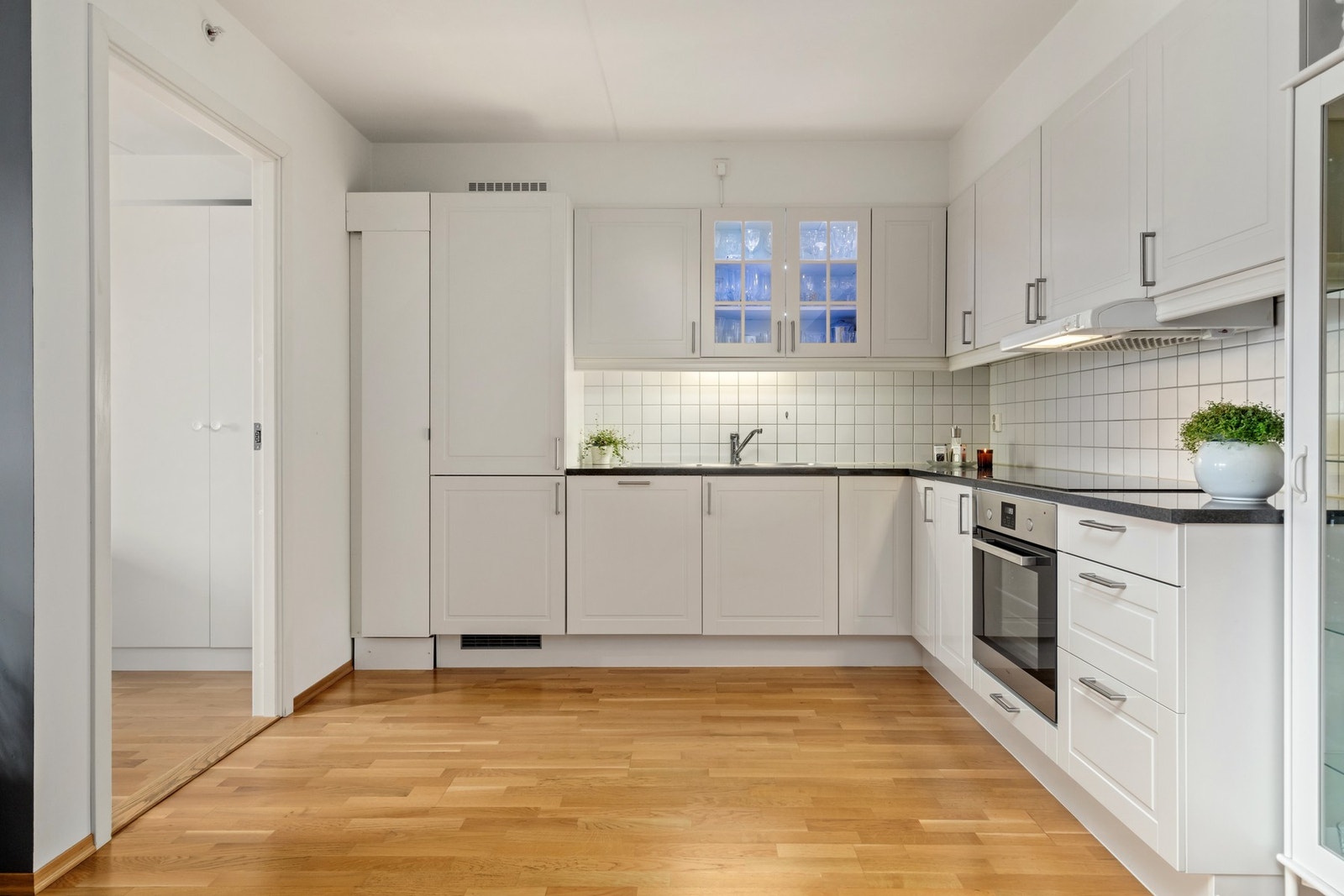 Kjøkken - Flott kjøkken med innredning i lyse profilerte fronter og integrerte hvitevarer. Galleribilde