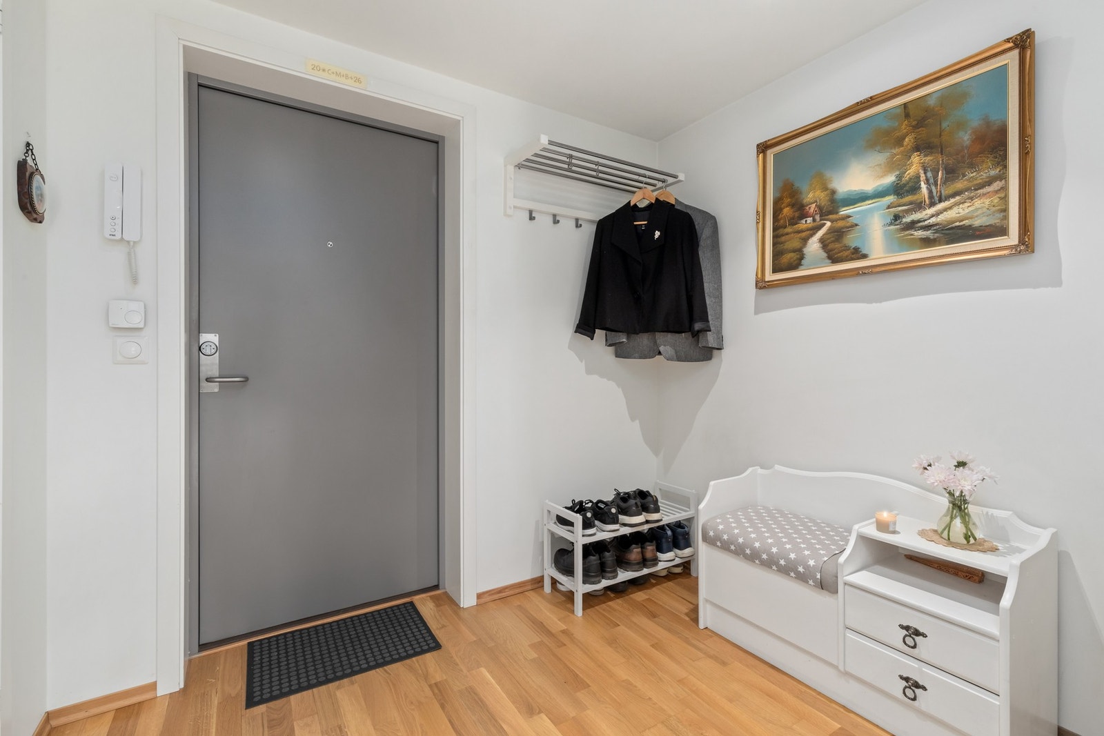 Entré - Godt med plass til yttertøy og sko. Galleribilde