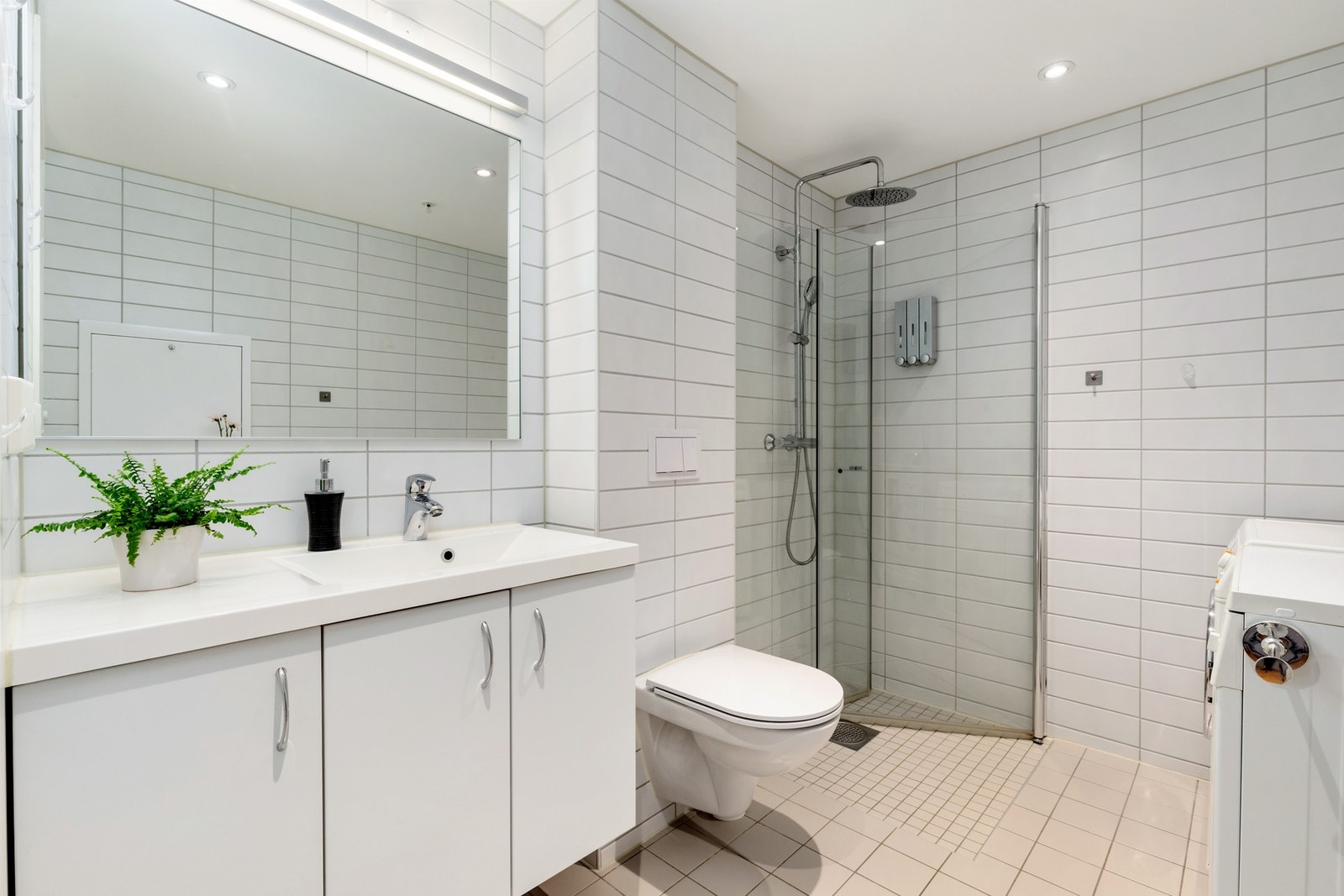 Bad - Romslig, moderne & pent flislagt bad fra byggeår i 2015. Galleribilde