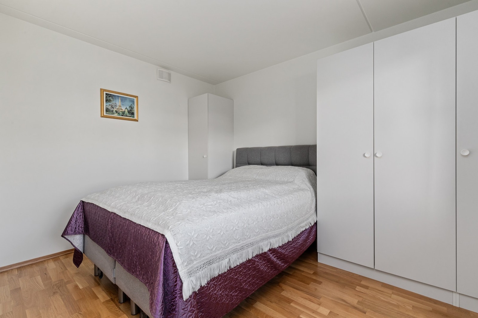 Soverom 1 - Romslig soverom med gode inredningsmuligheter. Galleribilde