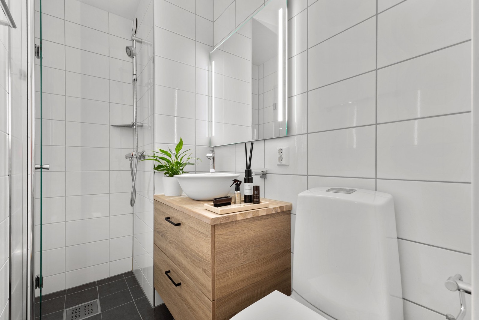 Begge rommene er utstyrt med dusjhjørne, toalett og innredning med glatte, folierte fronter. Galleribilde