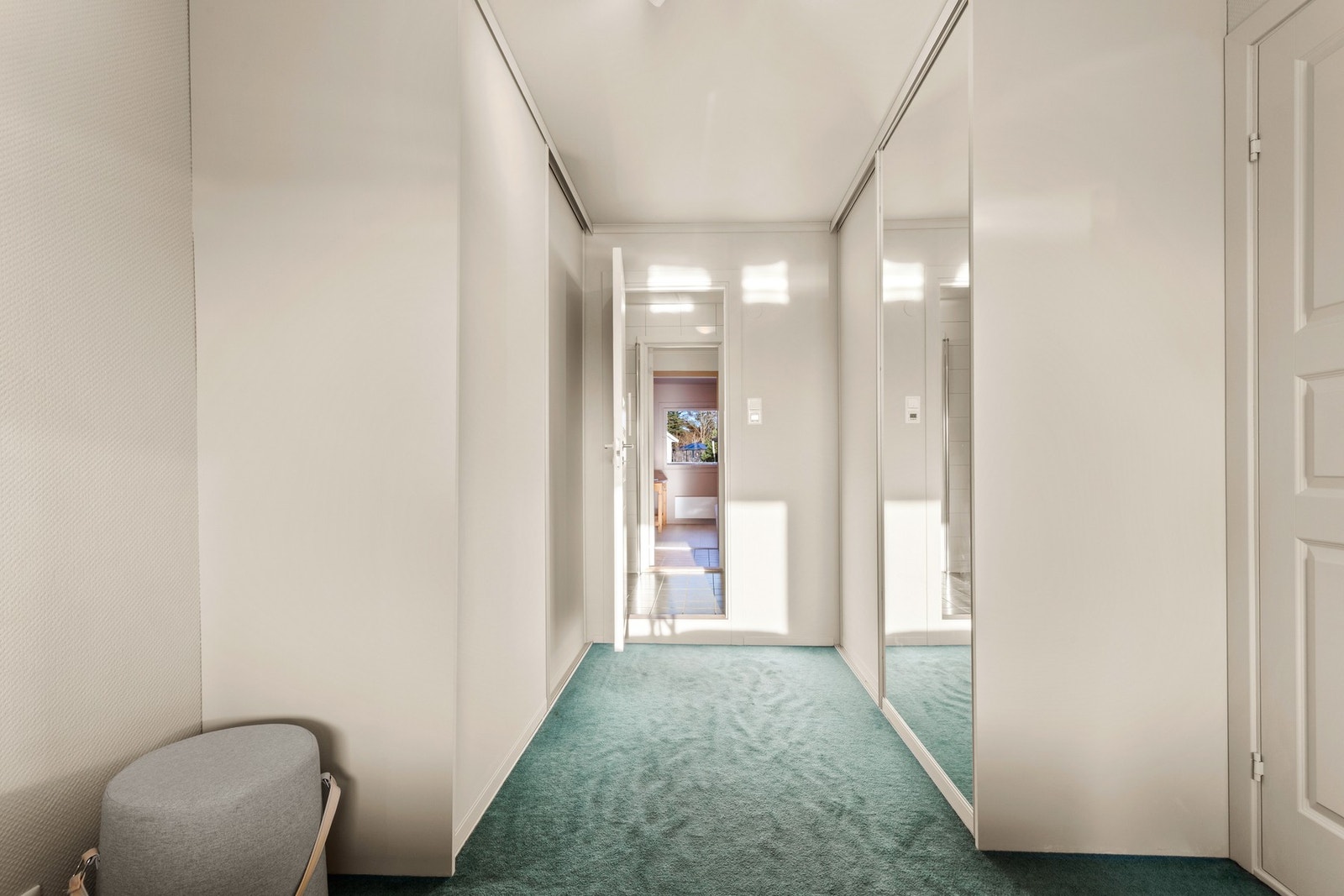 Romslig garderobe tilknyttet hovedsoverom. Galleribilde