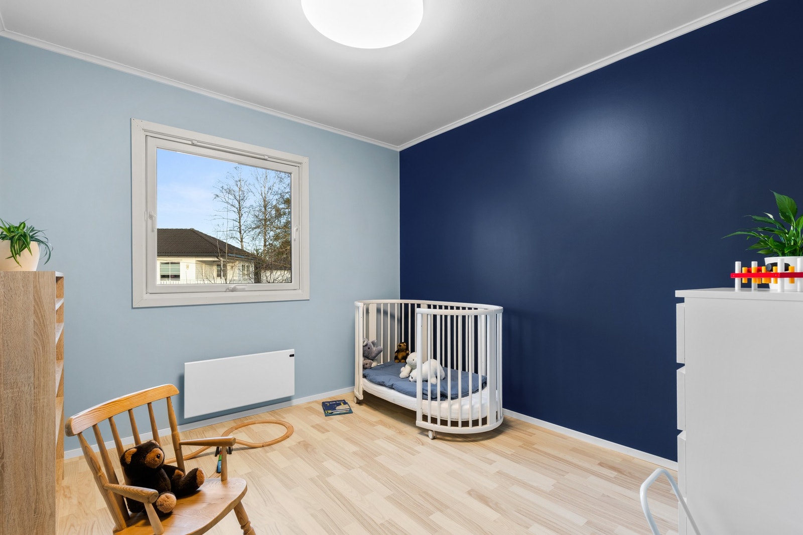 Soverommene holder en god størrelse og er praktisk plassert på hver sin kant av leiligheten. Galleribilde