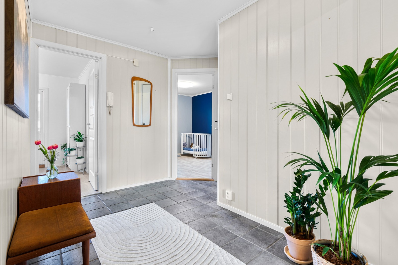 Praktisk innredet med flislagt gulv og lyse vegg flater. Utstyrt med dørtelefon men portåpner. Galleribilde