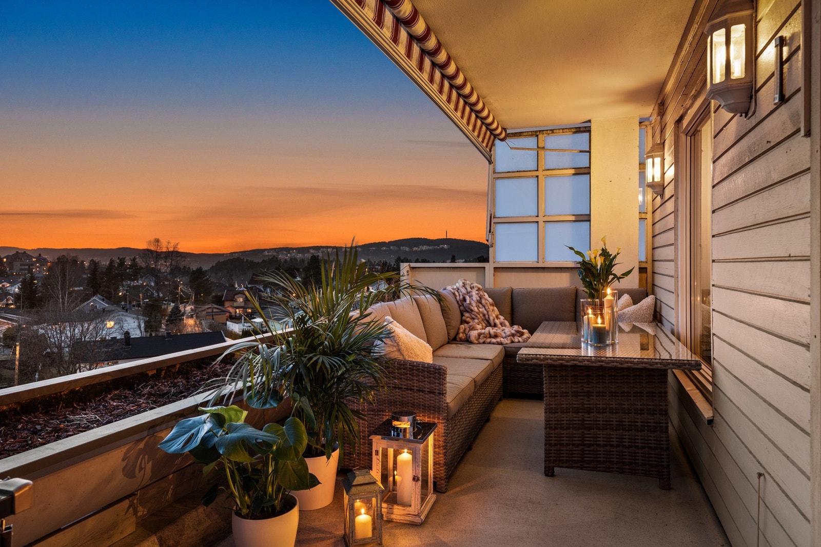 Leiligheten har en ettertraktet intern beliggenhet i toppetasjen på enden av bygget og kan by på flott utsikt, gode lysforhold og skjermet atmosfære med begrenset innsyn. Galleribilde