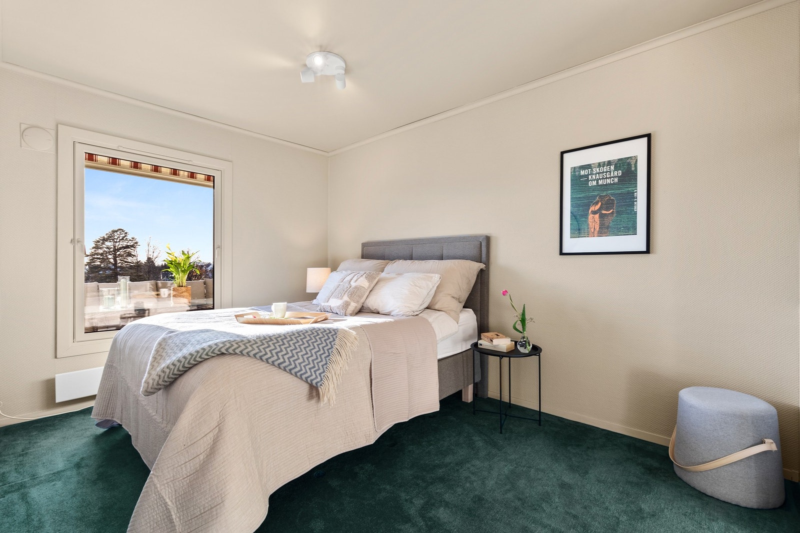 Delikat og romslig hovedsoverom vendt mot vest. Galleribilde