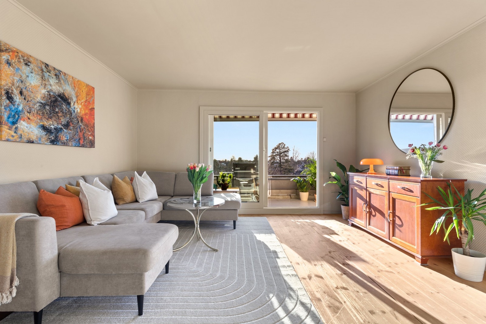 Fra stuen er det utgang til en vestvendt terrasse som kan brukes som en forlengelse av oppholdsrommet på varme dager. Galleribilde