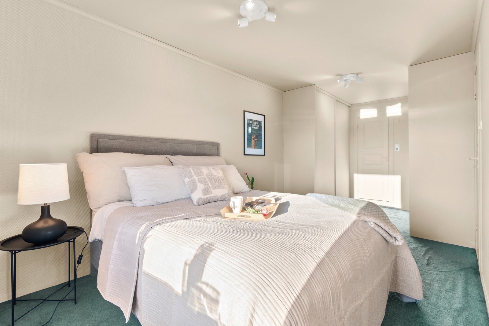 Hovedsoverommet har direkte adkomst til ett av boligens bad. Galleribilde