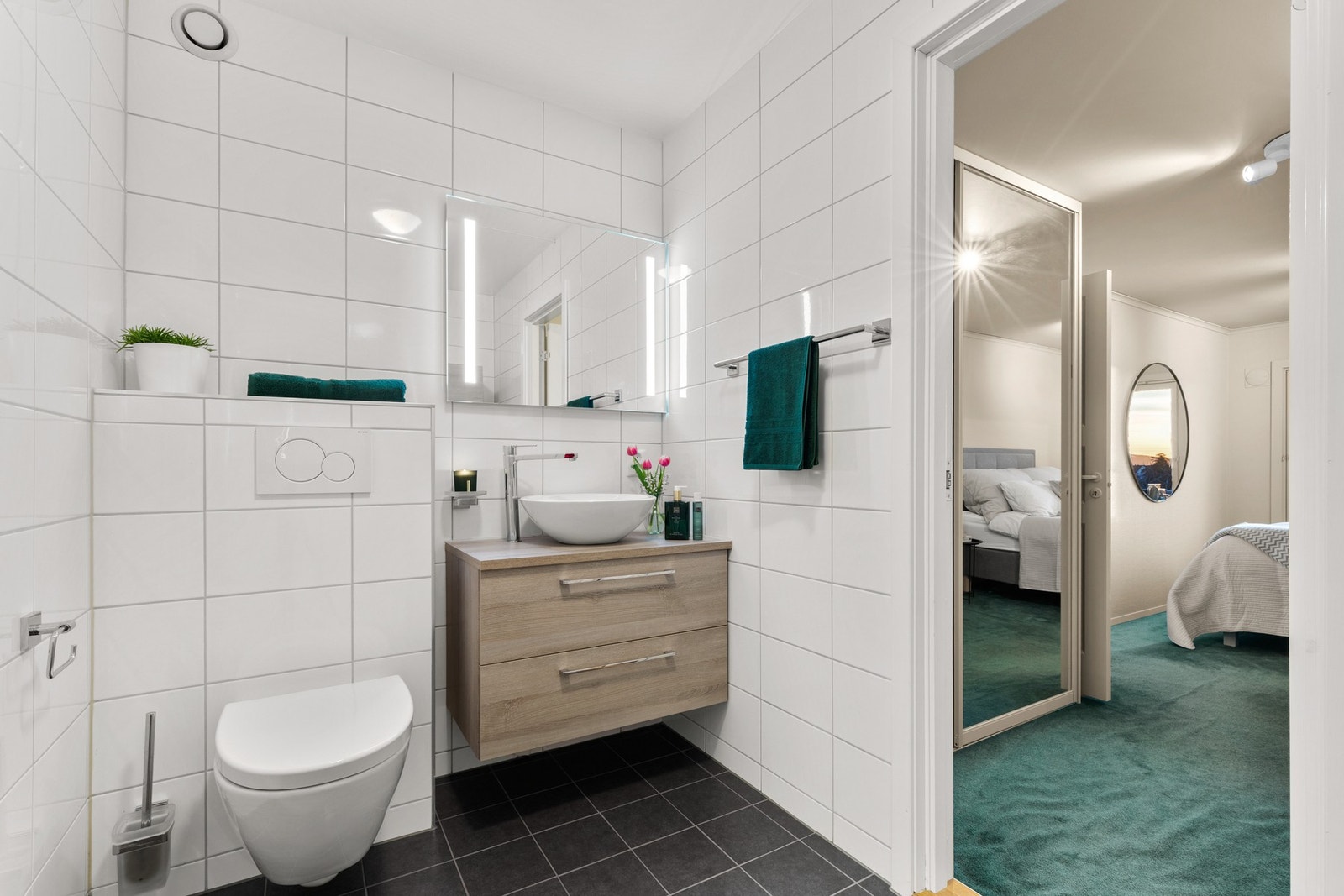 Hjemmets to baderom er praktisk fordelt, hvorav ett har adkomst fra hovedsoverommet og kjøkkenet, og et har adkomst fra entréen. Galleribilde