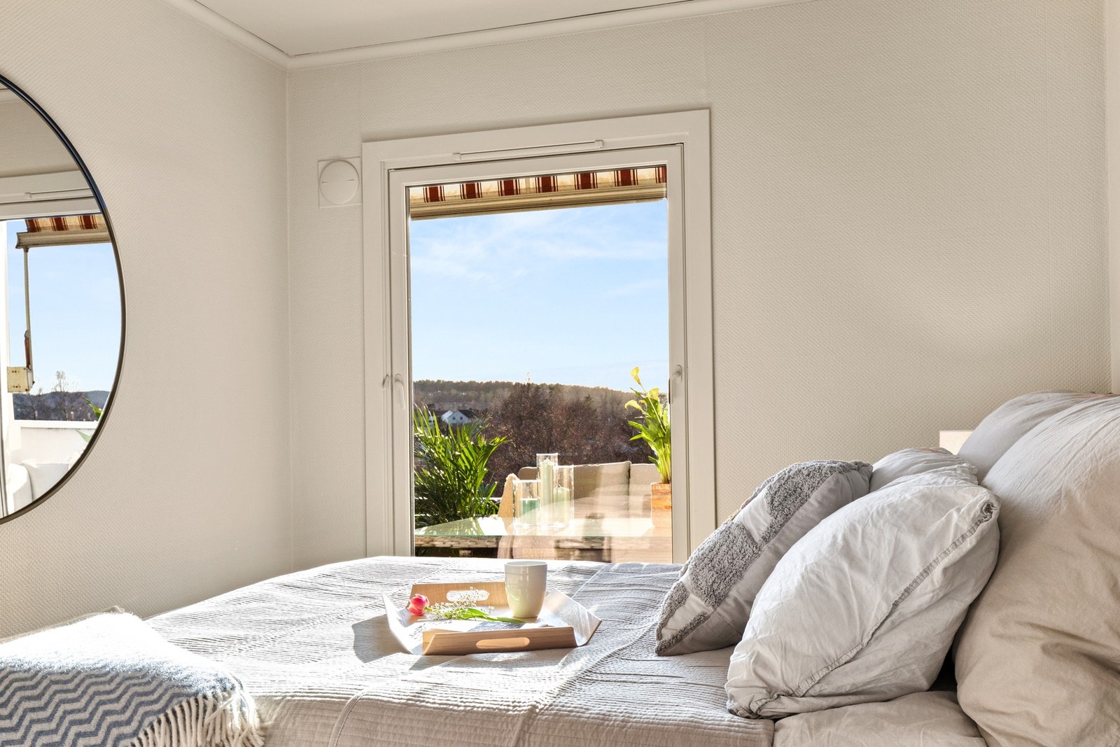 Leiligheten har en privat og skjermet atmosfære. Galleribilde