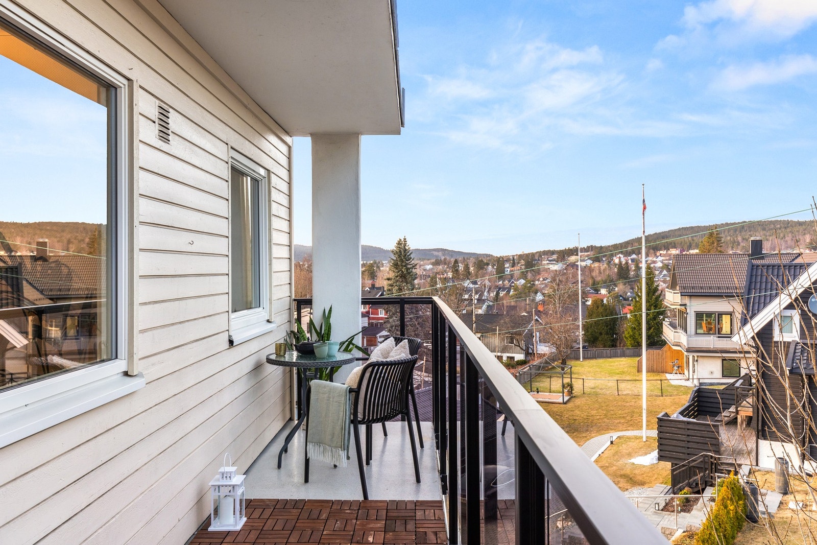 Terrassen er vestvendt og måler 12,5 m², mens balkongen er østvendt og måler 7,74 m². Begge har boder på enden med mål på henholdsvis 1,6 m² og 1,14 m². Galleribilde