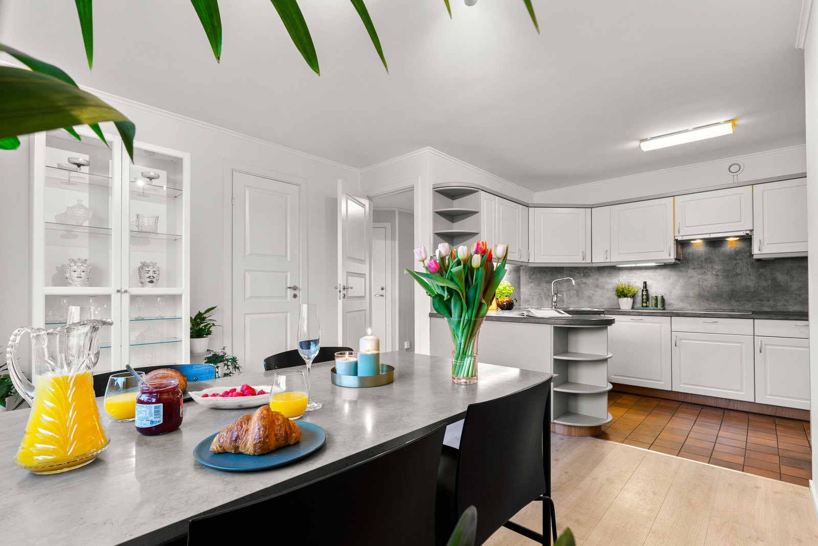 Kjøkkenet har en praktisk planløsning med god plass til spisebord, noe som gjør det til et naturlig samlingspunkt i hjemmet. Galleribilde