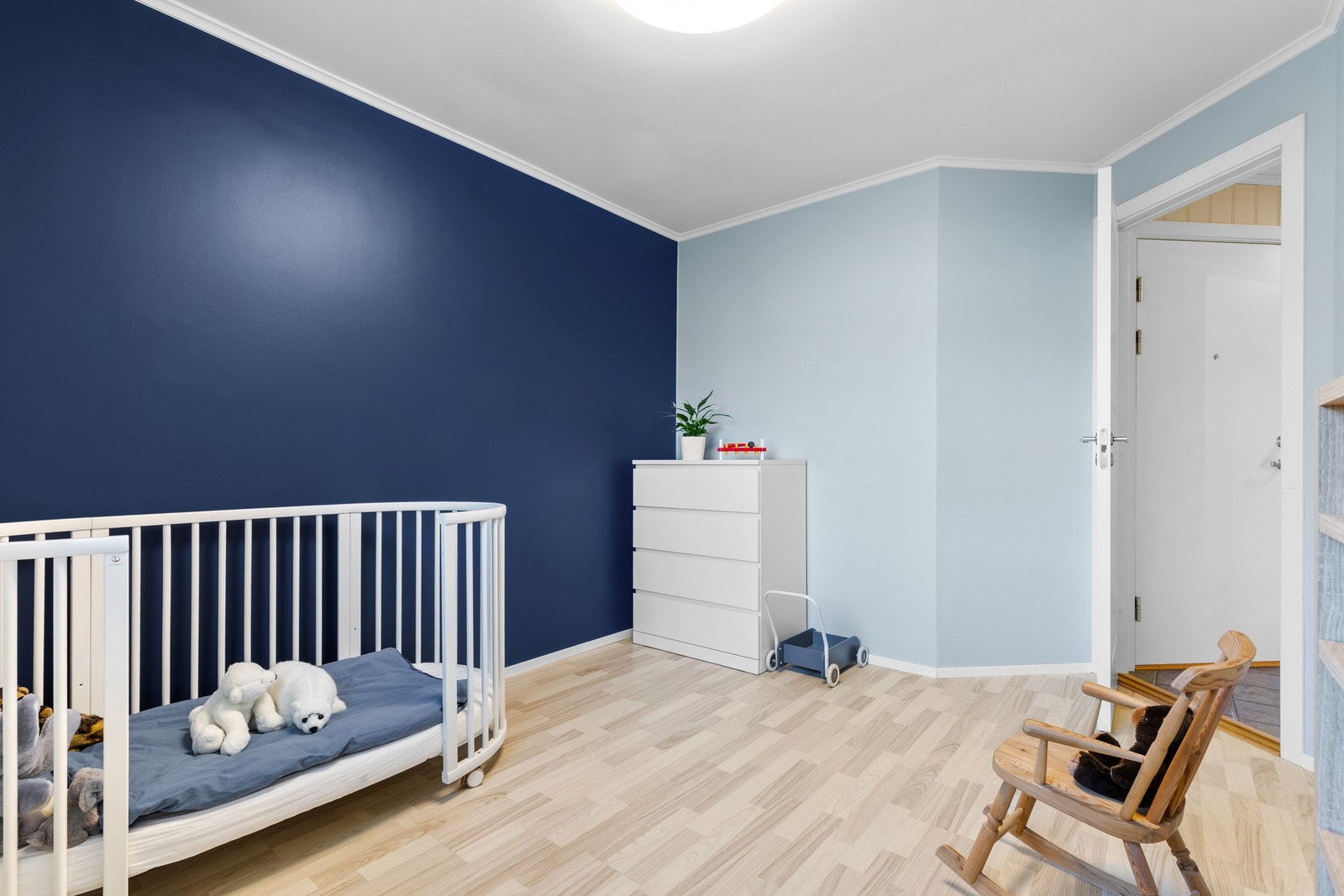 De to soverommene mot øst er begge malt i nyere tid samt det er lagt pen laminat på gulv. Galleribilde