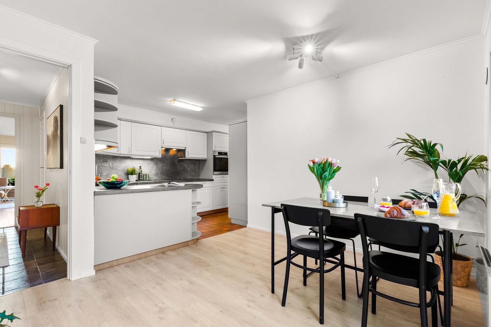 Rommet er tilbaketrukket fra stuen, noe som gir en egen sone for matlaging og måltider. Galleribilde