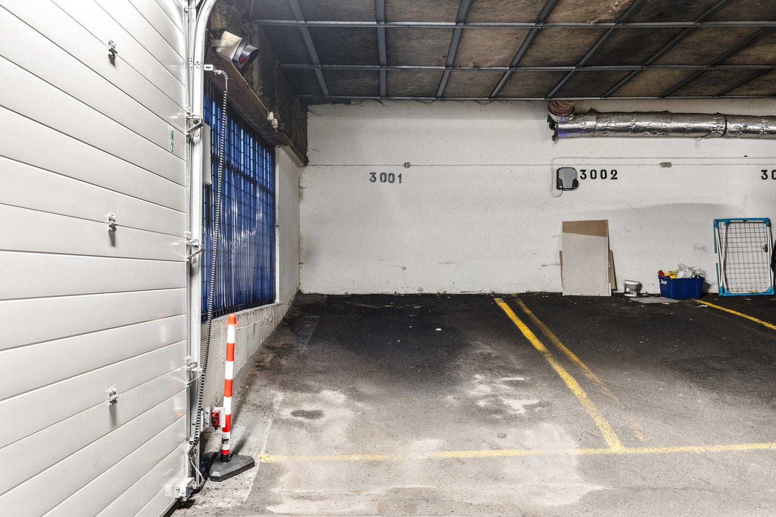 Leiligheten disponerer en garasjeplass med infrastruktur for el-bil lader. Galleribilde