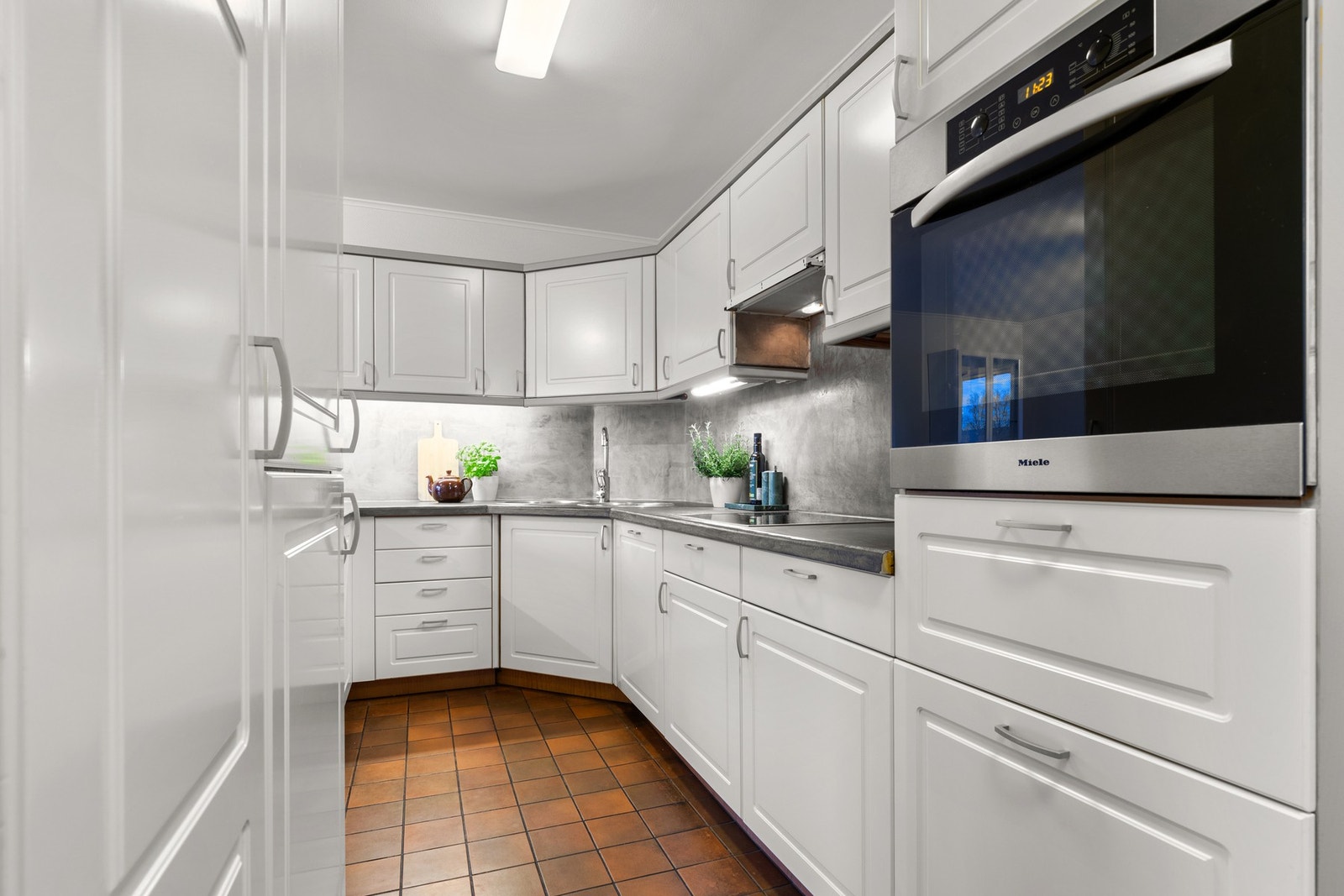 Kjøleskap, komfyr og oppvaskmaskin kjøkken medfølger. Det samme gjelder vaskemaskin og tørketrommel, sistnevnte er defekt. Galleribilde