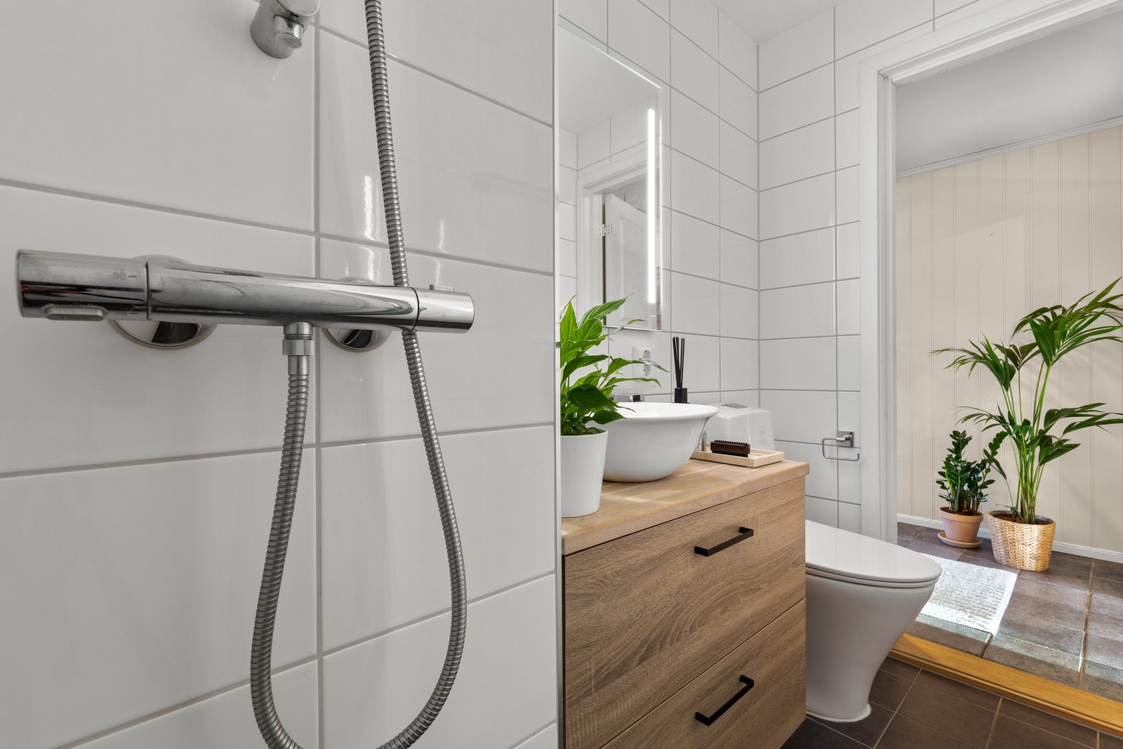 Begge badene har gulvvarme og mekanisk avtrekksventilasjon. Galleribilde