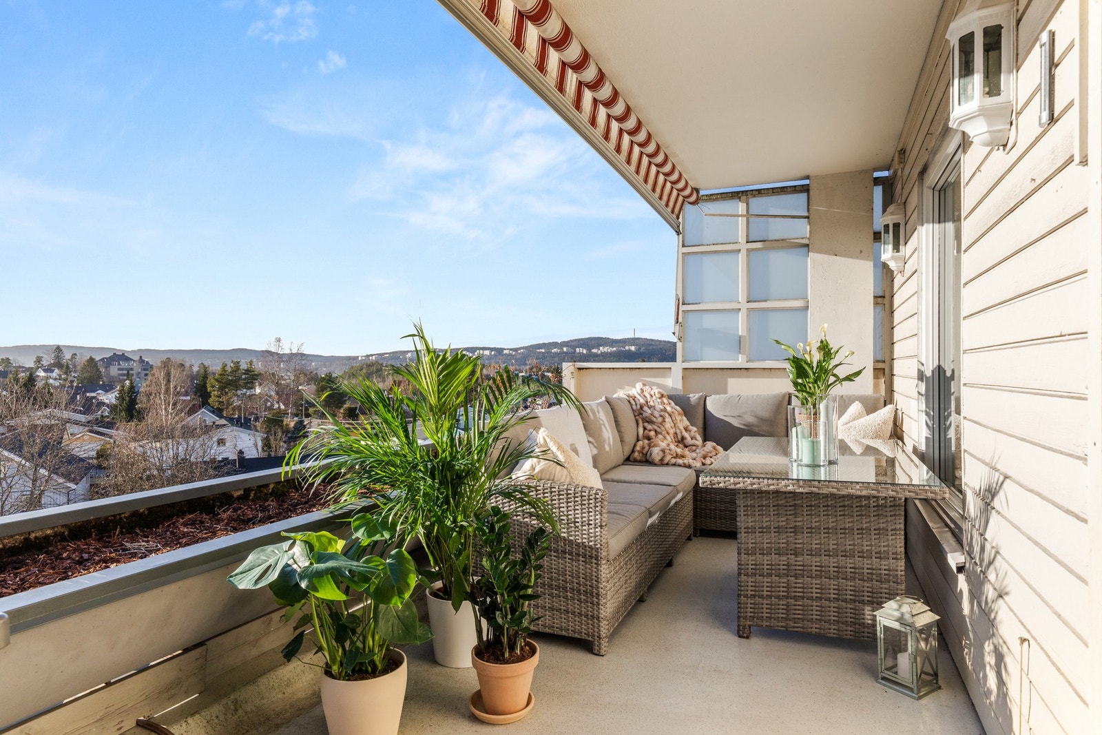 Terrassen er utstyrt med utebelysningen og dersom solen skulle bli for het kan man enkelt skjerme for med markisen. Galleribilde