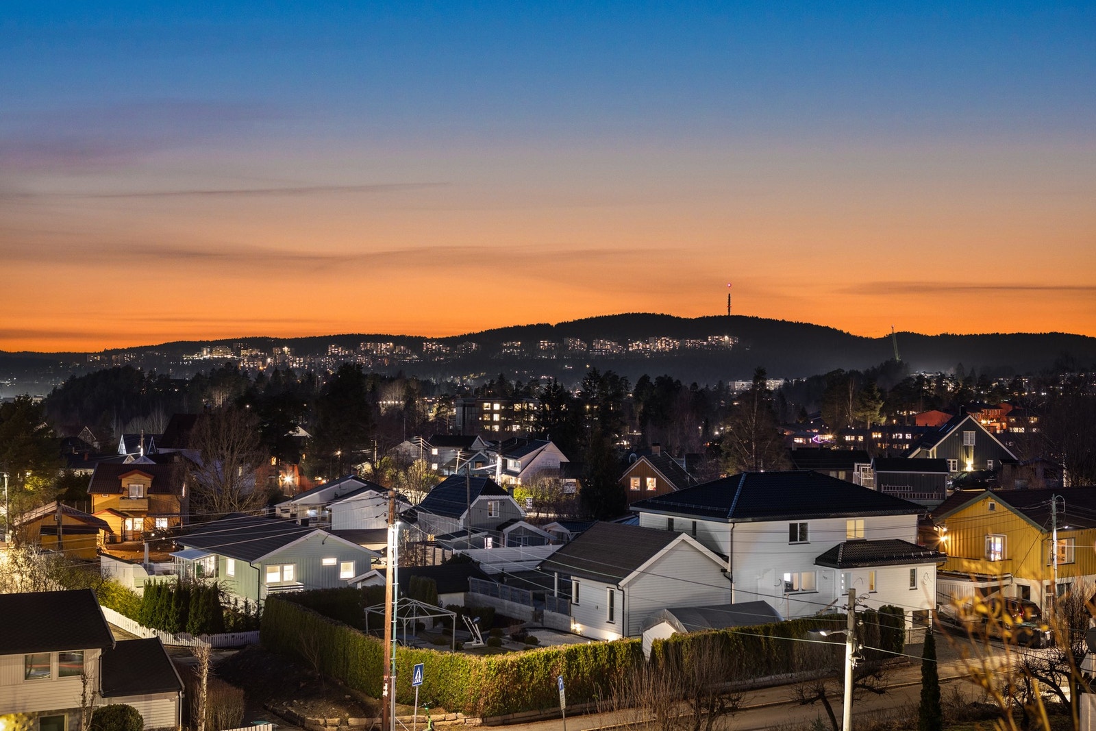 Praktisk beliggenhet som legger til rette for enkel hverdagslogistikk med kort vei til garasje- og gjesteparkering samt søndagsåpen Joker. Galleribilde