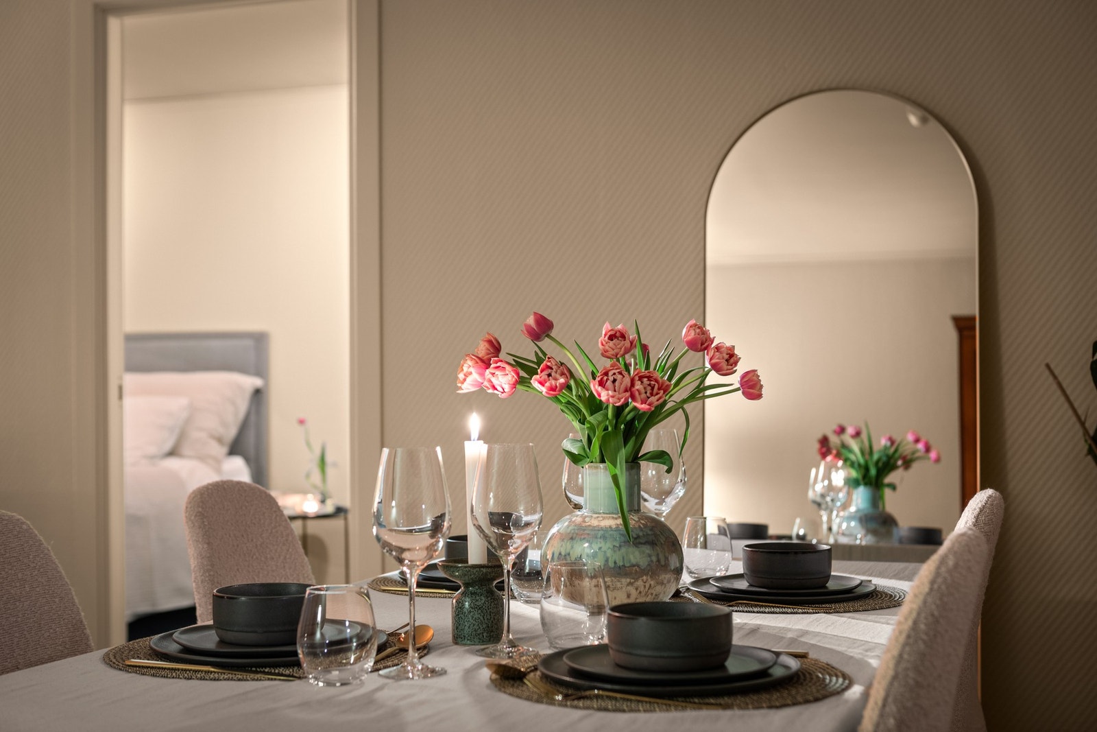 Rommet har god plass til to soner i form av spisebord og sofagruppe om det er ønskelig. Galleribilde