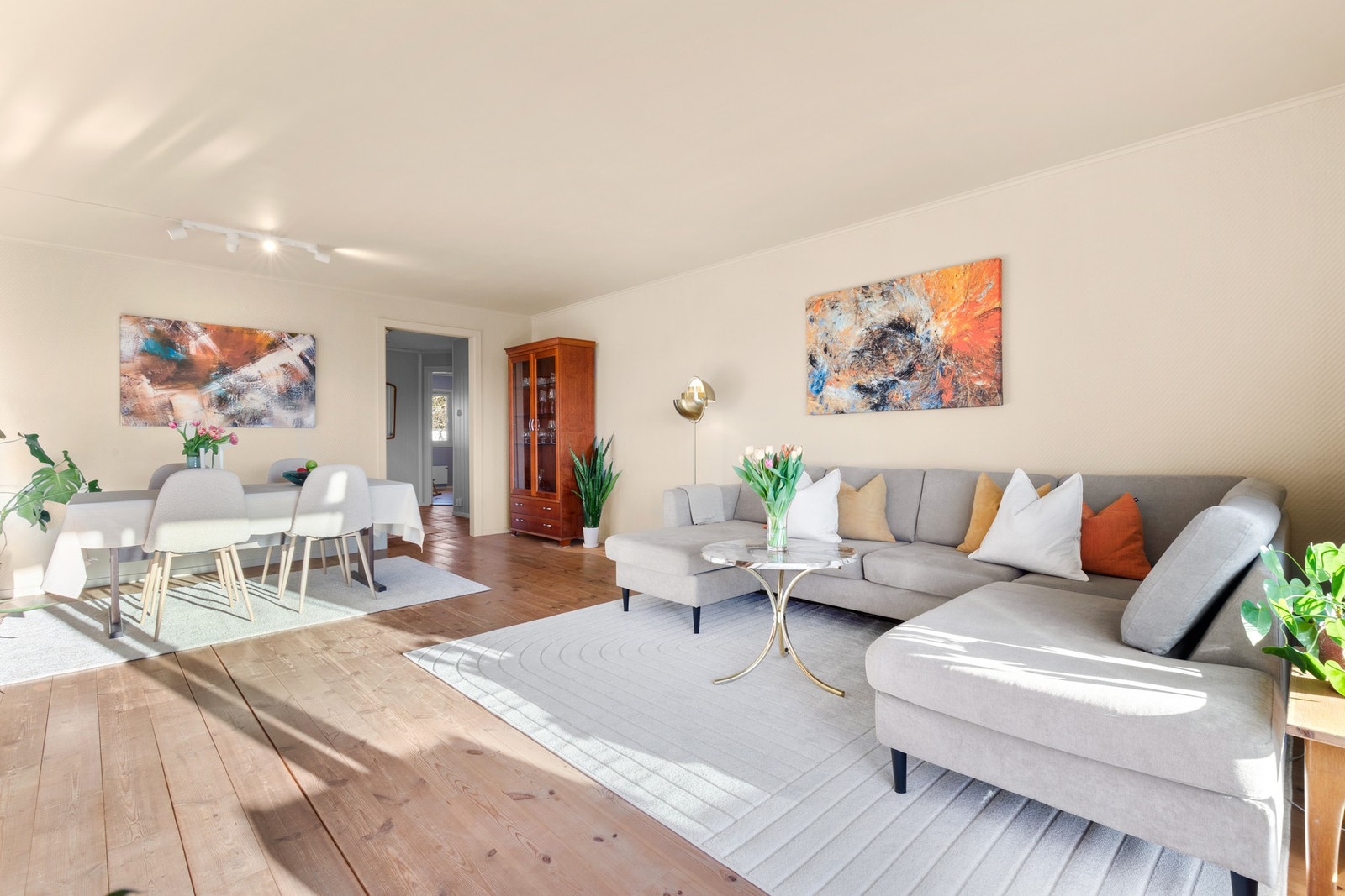 Gulv i heltre gir stuen særpreg og sjarm. For øvrig innredet i lyse og delikate fargetoner. Galleribilde