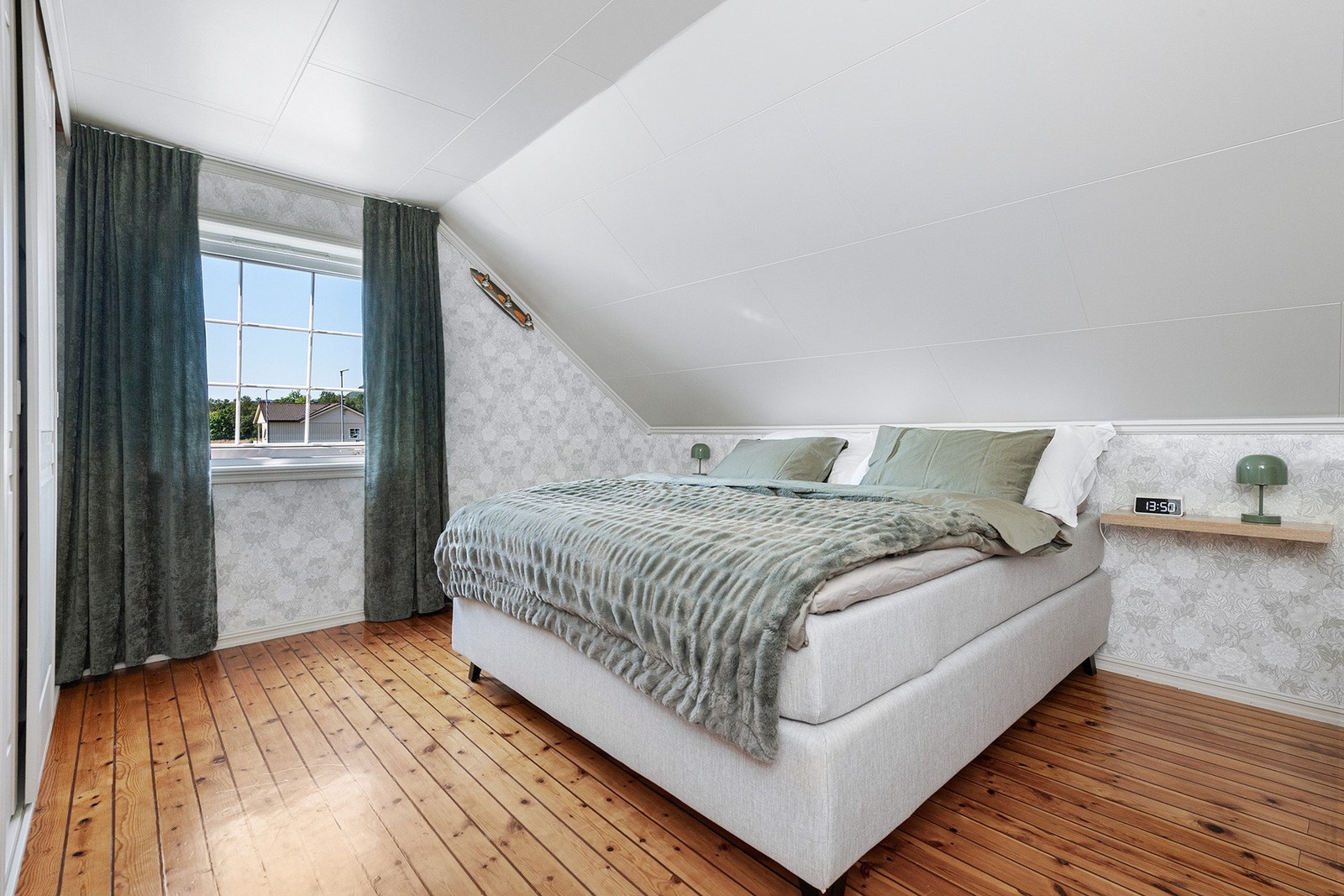 Lyse fine farger og skyvedørsgarderobe. Galleribilde