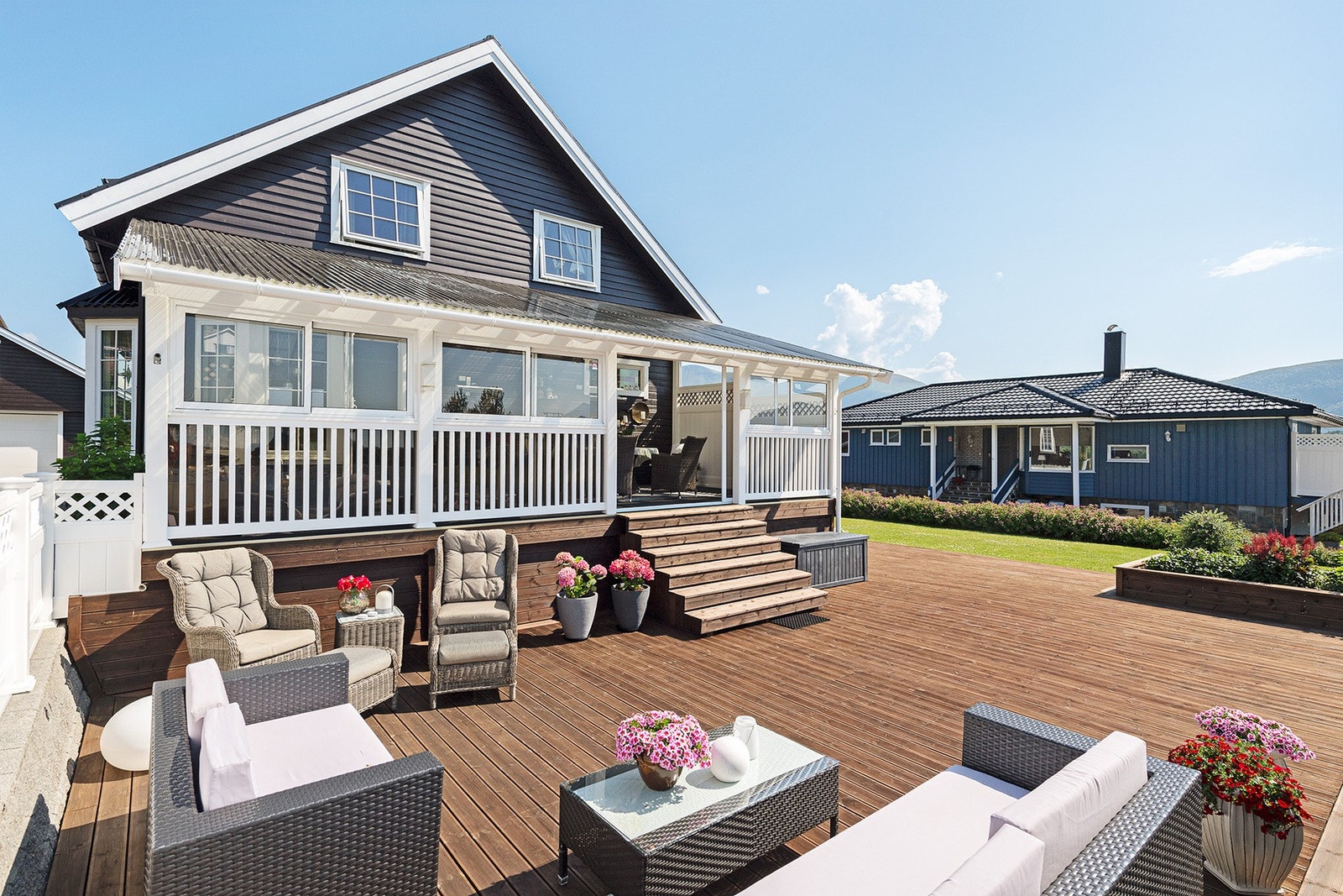 Stor terrasse med god plass og gode solforhold. Galleribilde