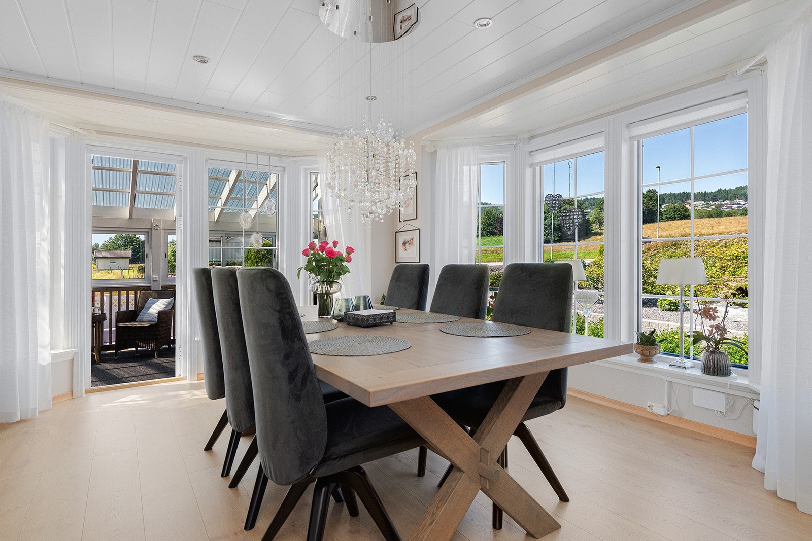 Nydelig spiseplass med store vindusflater. Galleribilde