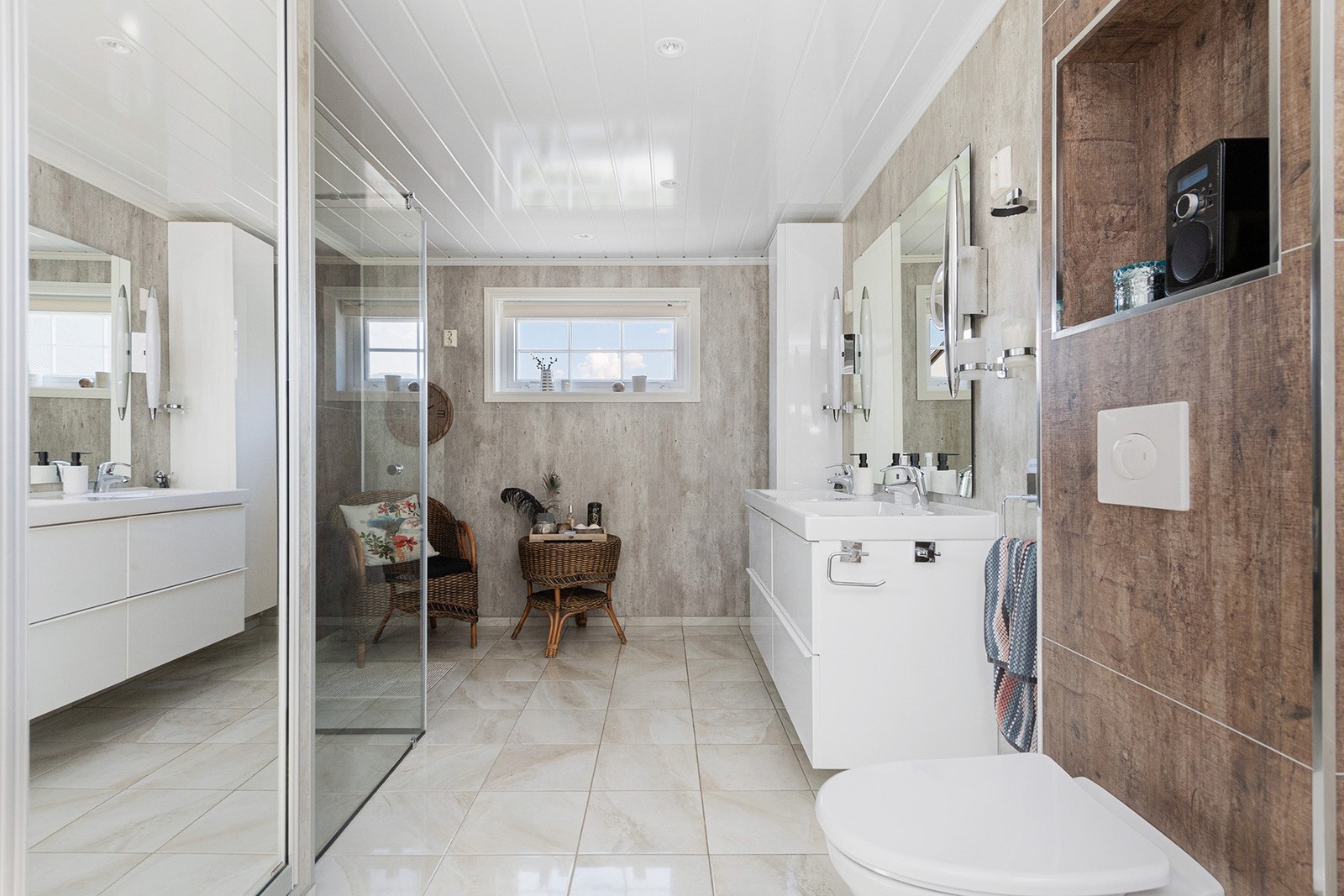 Stort bad med garderobe. Galleribilde