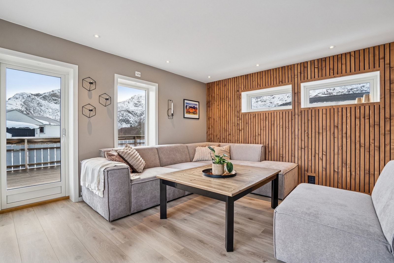 Fra stuen er det dør ut til romslig terrasse. Galleribilde