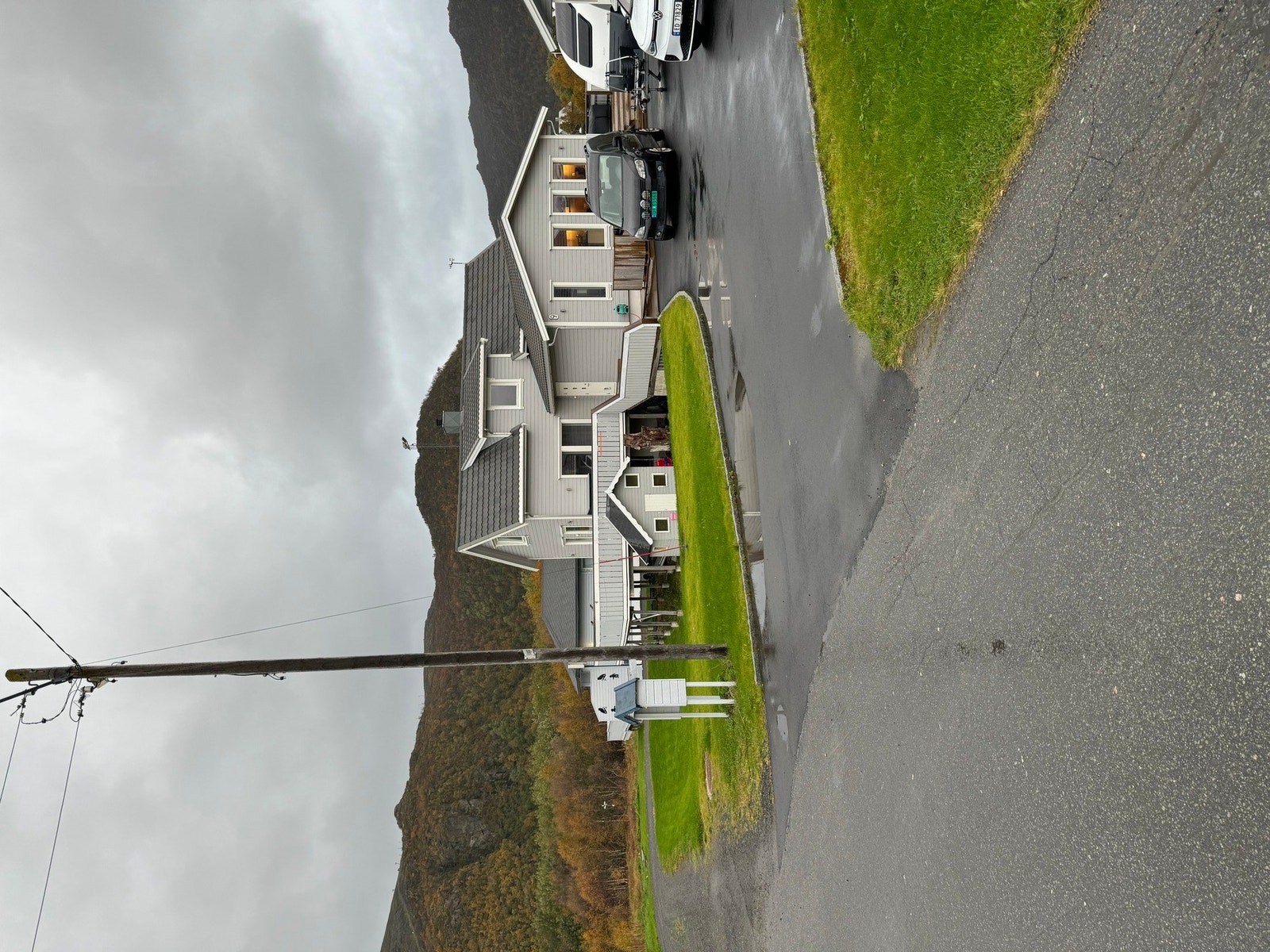 Selgers private bilde. Eiendommen ligger i et rolig og veletablert nabolag i Stamsund. Barnehage og barne- og ungdomsskole er kun ett minutts gange unna og idrettsparken er nærmeste nabo. Galleribilde