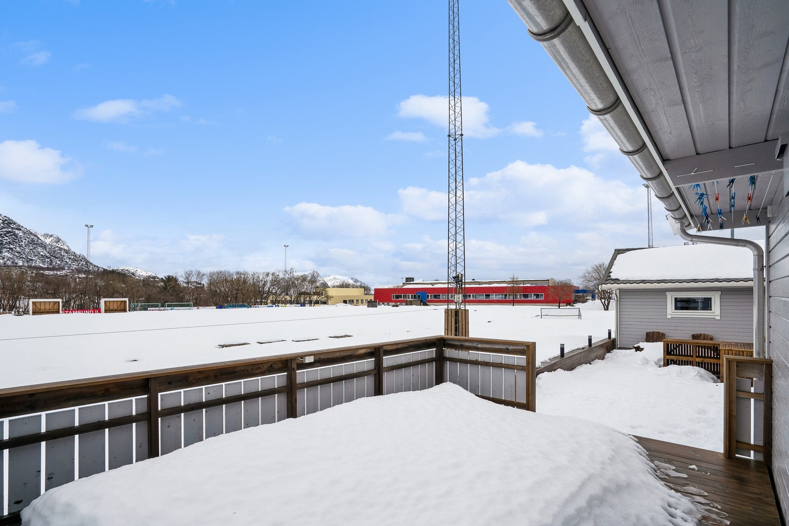 Solrik og stor terrasse. Umiddelbar nærhet til idrettspark og skole. Galleribilde