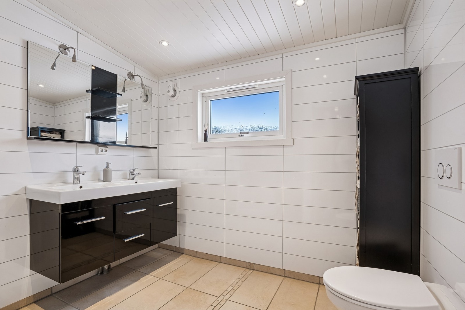 Romslig bad. Galleribilde