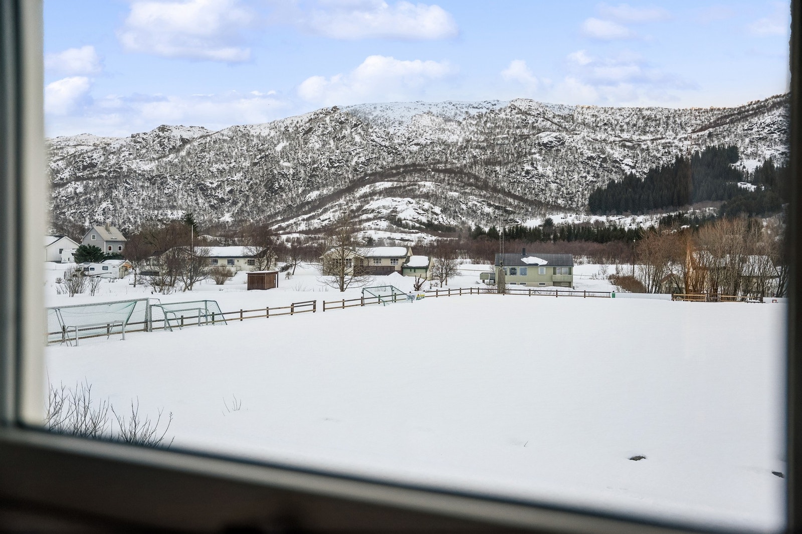 Utsikt mot idrettsparken i Stamsund. Galleribilde