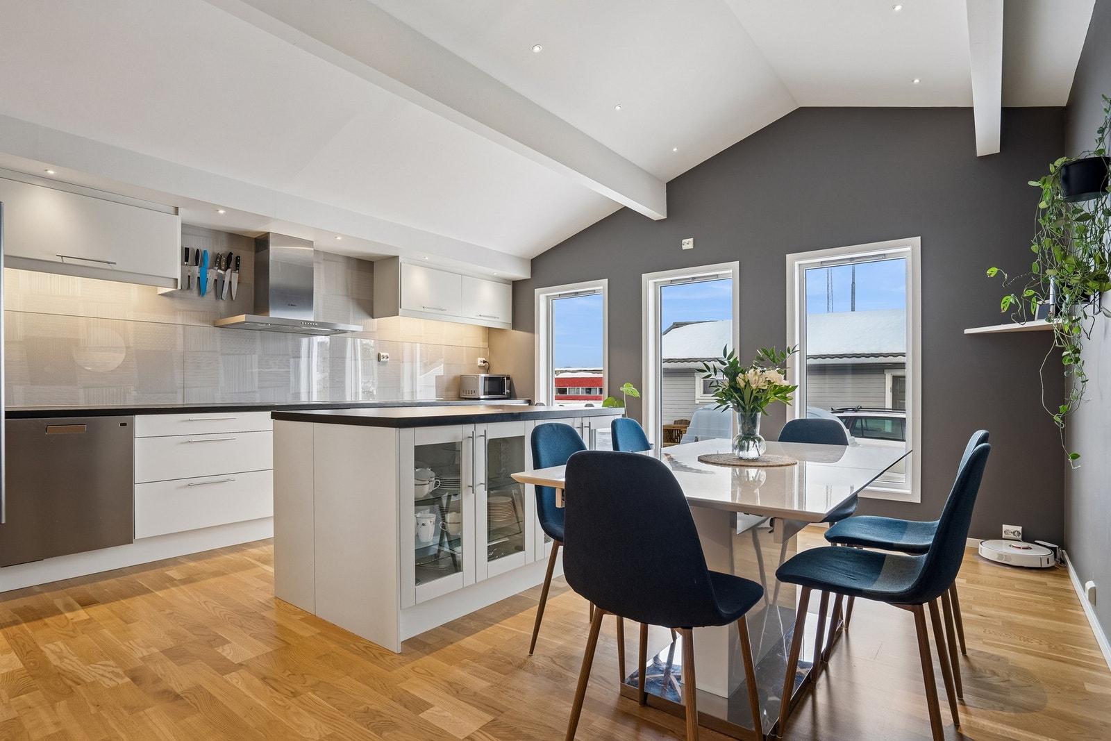 Vi kommer inn i kjøkken og spisestue. Denne delen ble tilbygd i 2013. Galleribilde