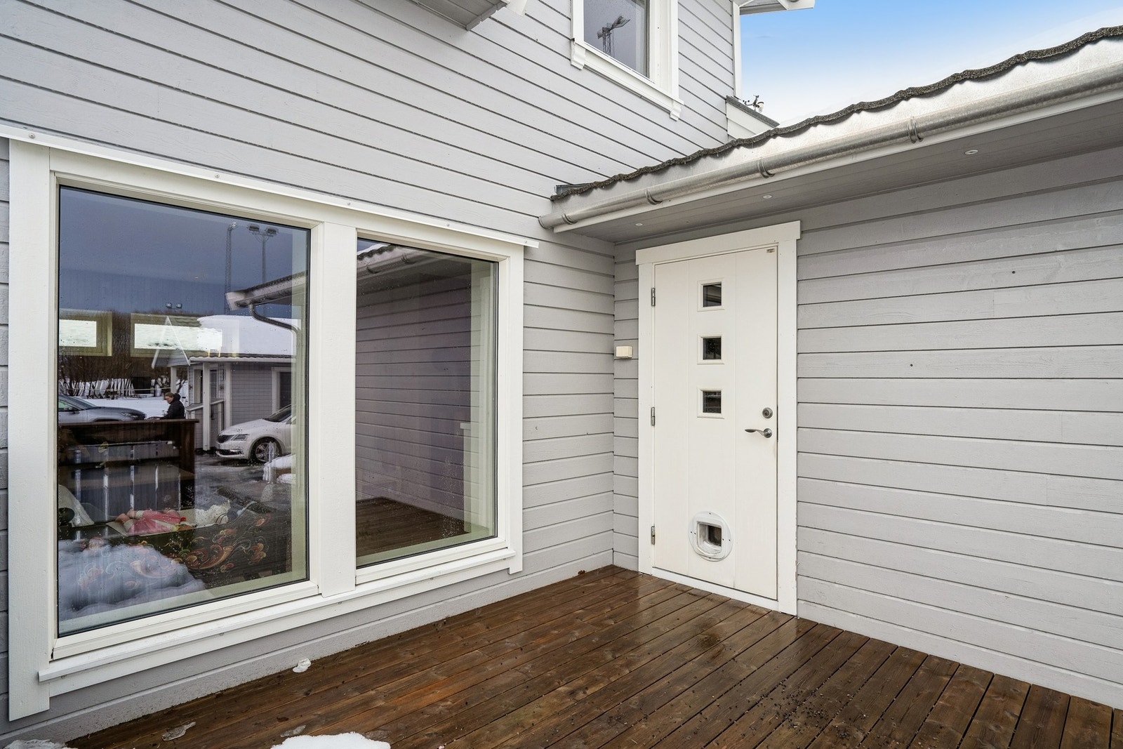 Inngangsparti og terrasse. Galleribilde